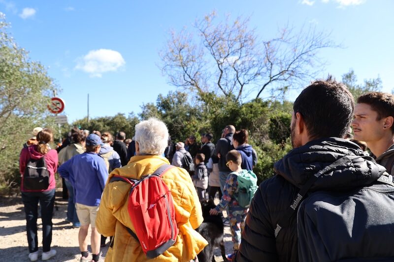 Marcheurs au départ de la balade collective sur la route de Poulx