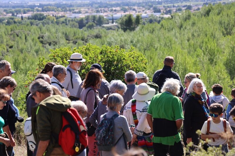 Le groupe rassemblé sur le plateau, vue sur la plaine