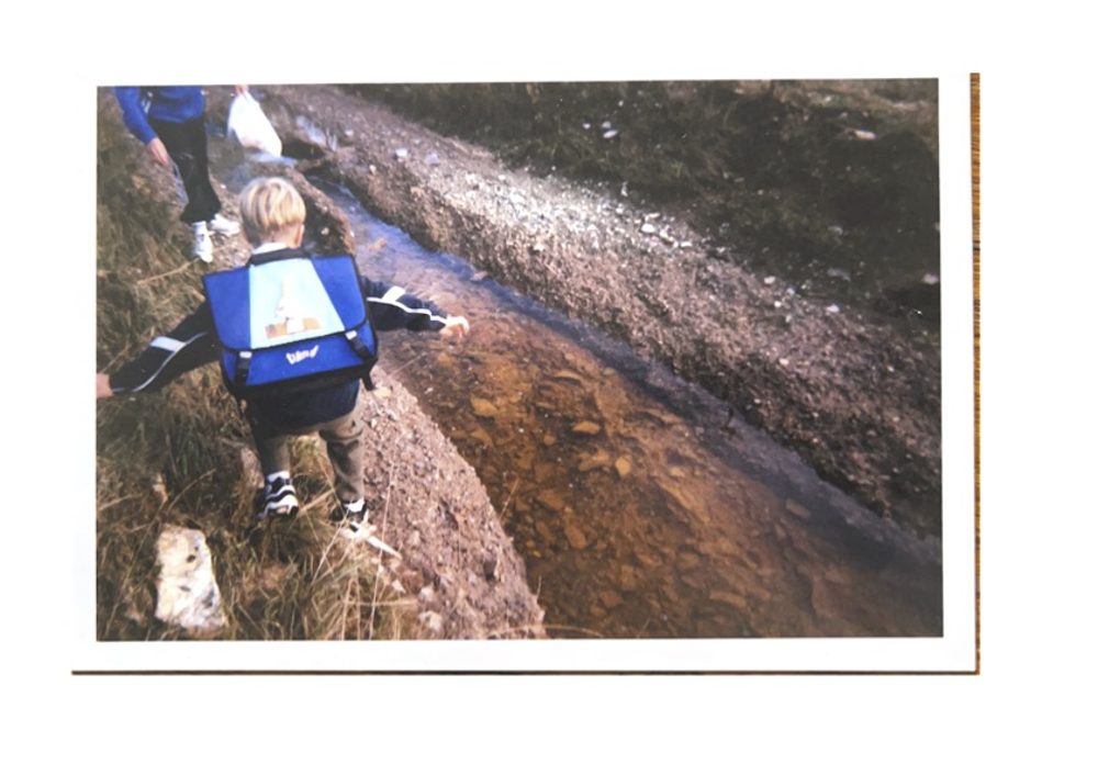 Un écolier sur le chemin du Montrodier transformé en ruisseau, septembre 2002
